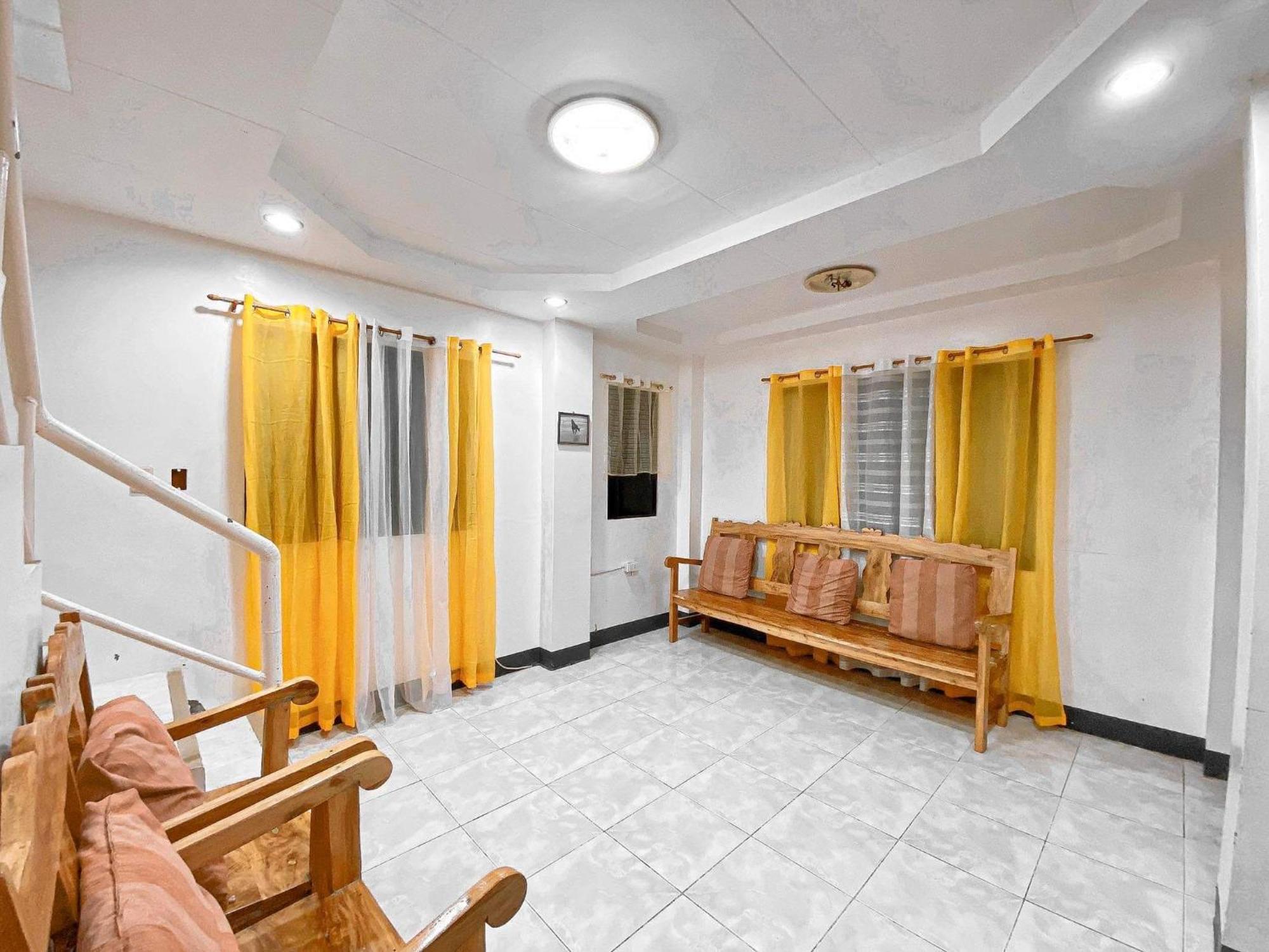 Luna Oslob Travellers Inn Exterior photo