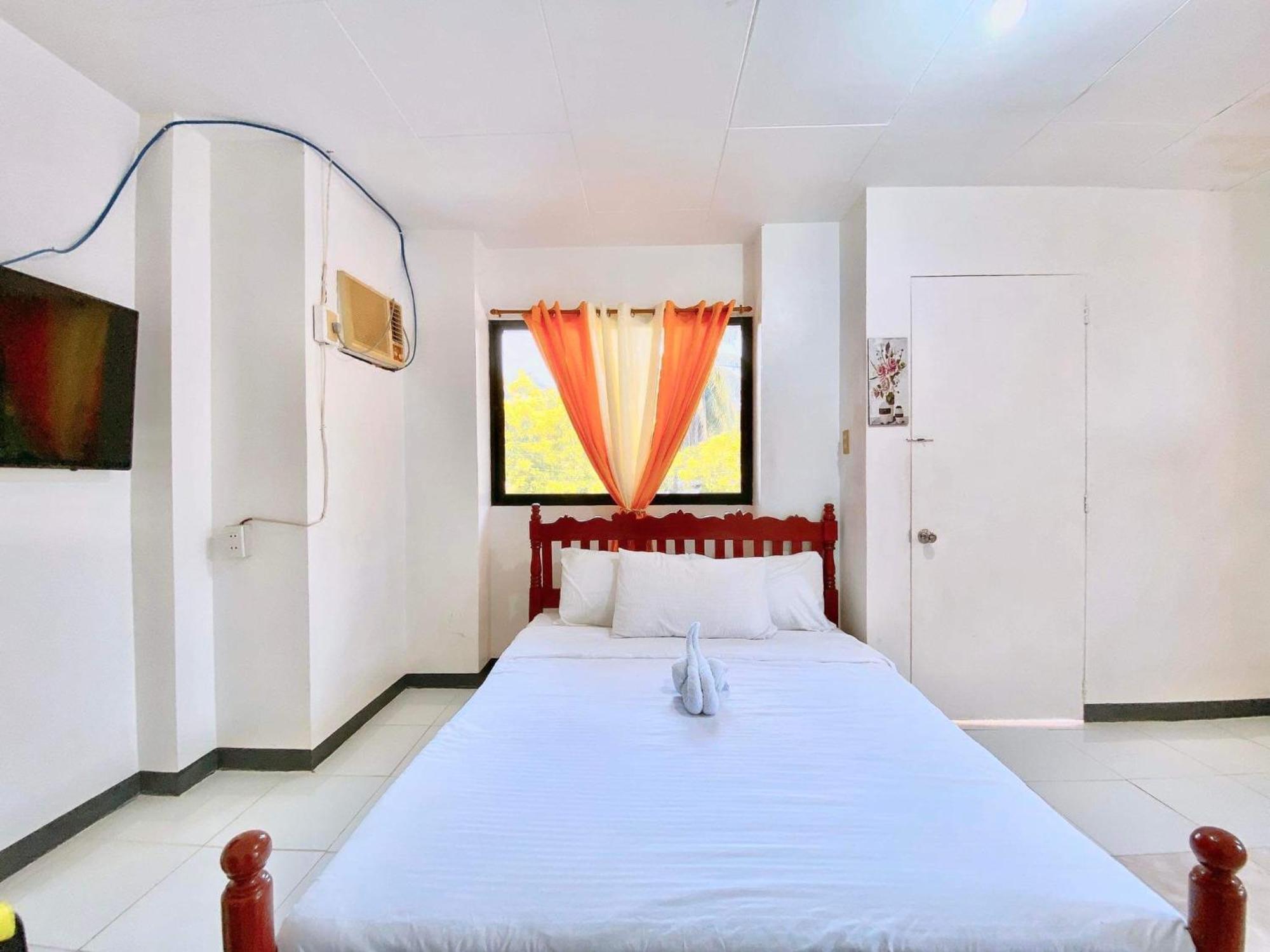 Luna Oslob Travellers Inn Exterior photo