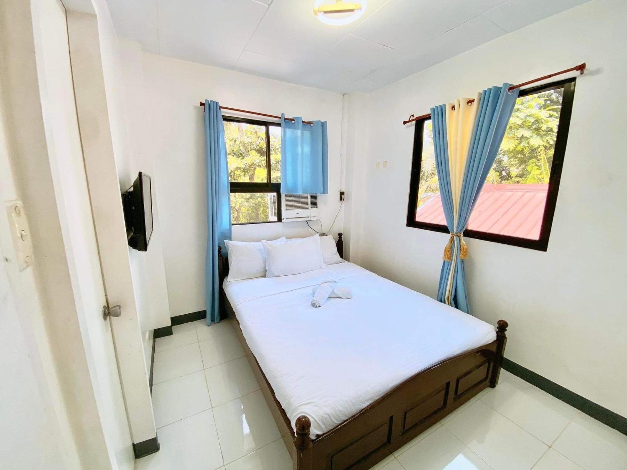 Luna Oslob Travellers Inn Exterior photo