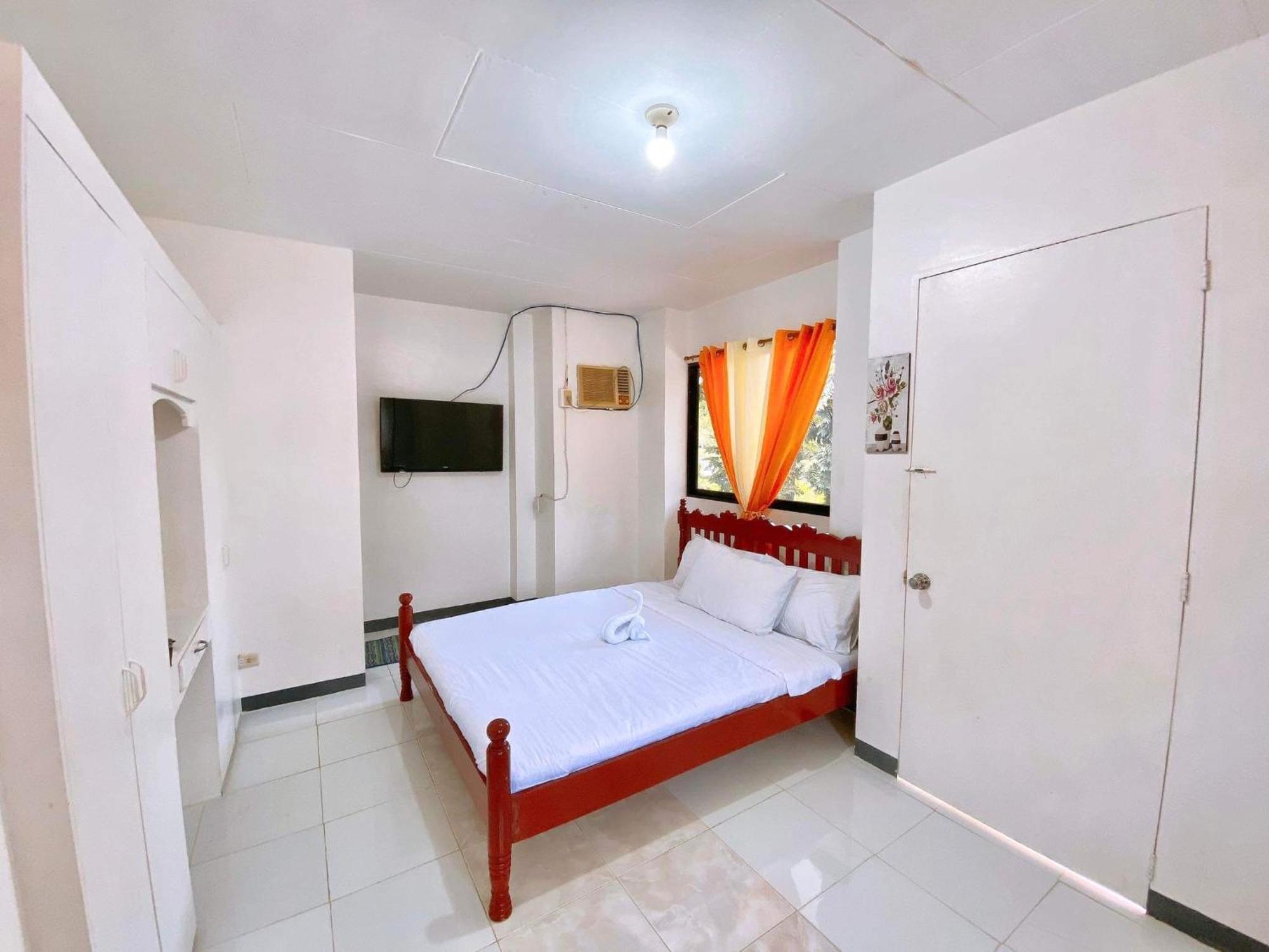 Luna Oslob Travellers Inn Exterior photo