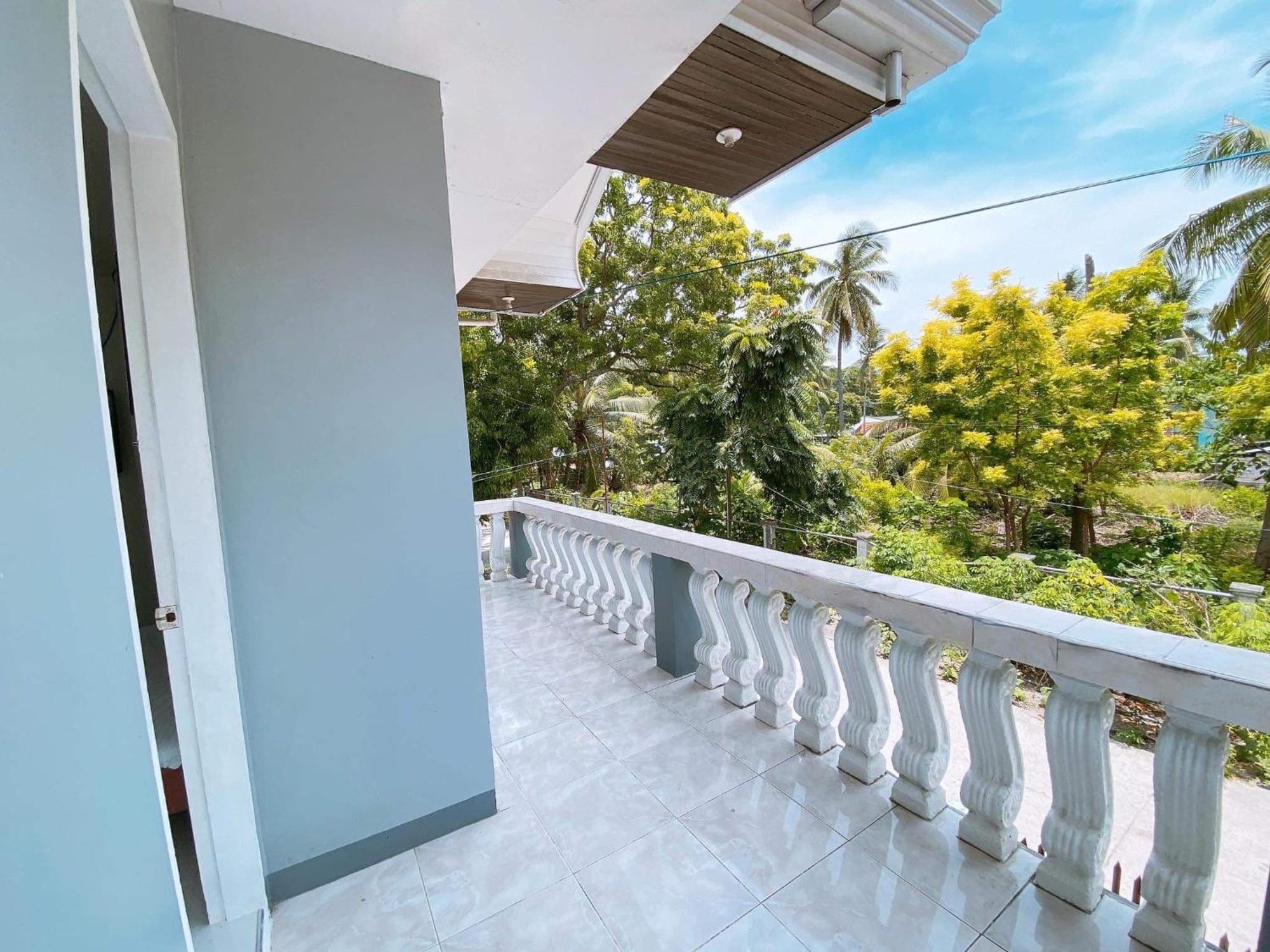 Luna Oslob Travellers Inn Exterior photo