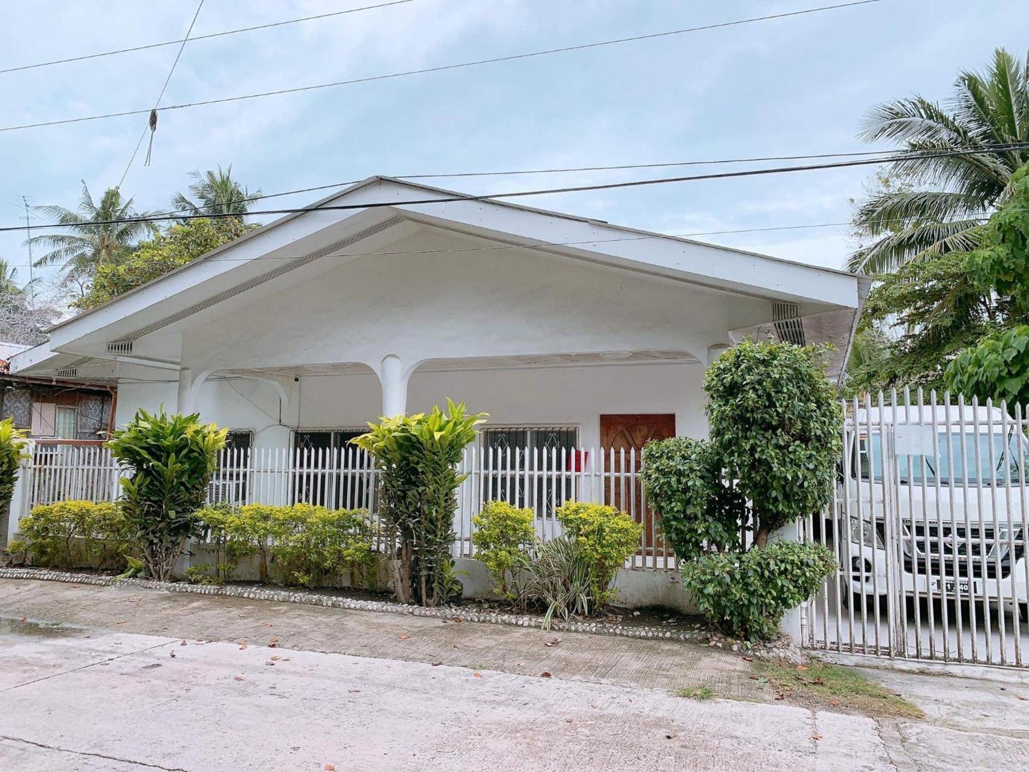 Luna Oslob Travellers Inn Exterior photo
