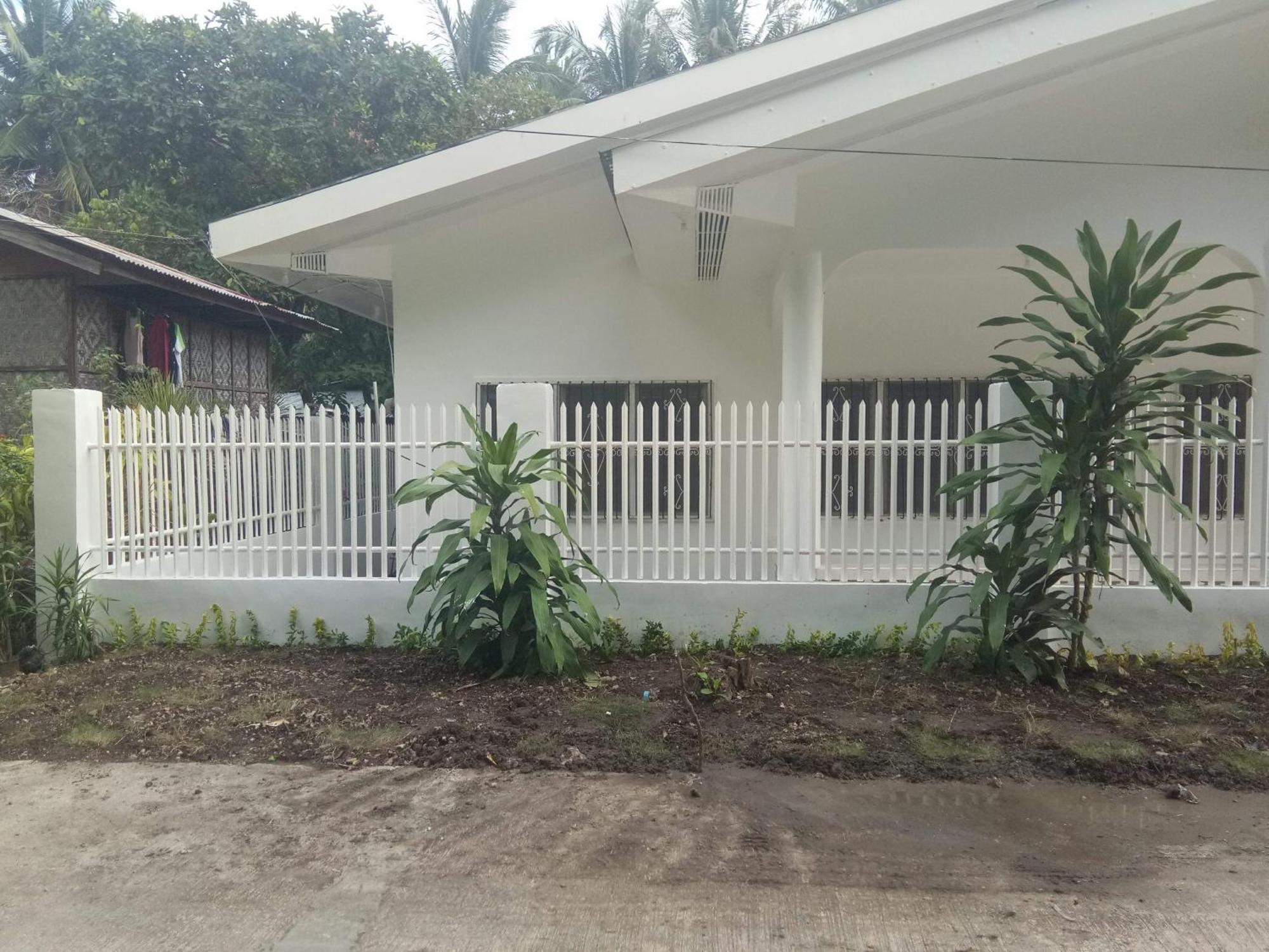 Luna Oslob Travellers Inn Exterior photo