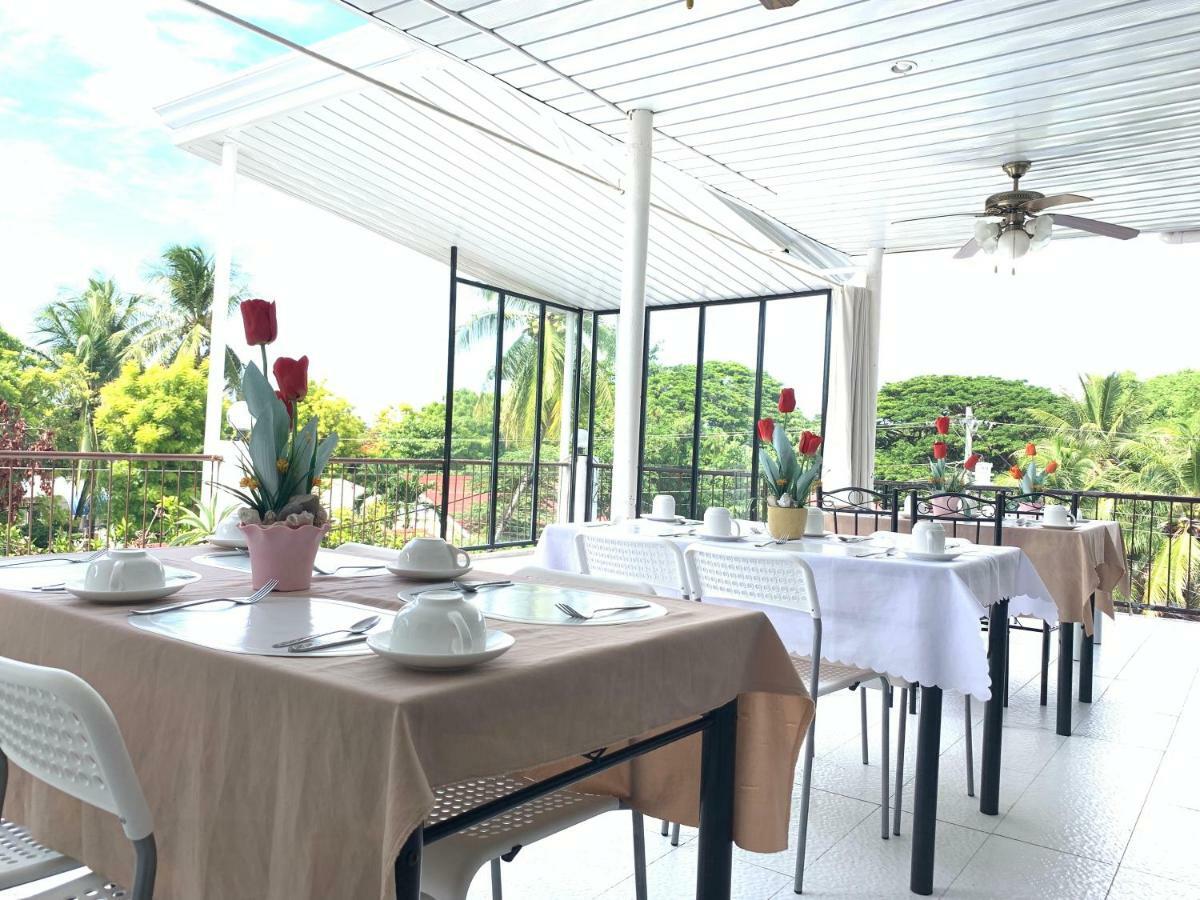 Luna Oslob Travellers Inn Exterior photo